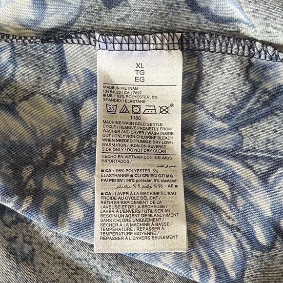 Old Navy Velvet Floral Top Womens XL Fitted Black Blue Whimsigoth Dark Romantic - Picture 8 of 9